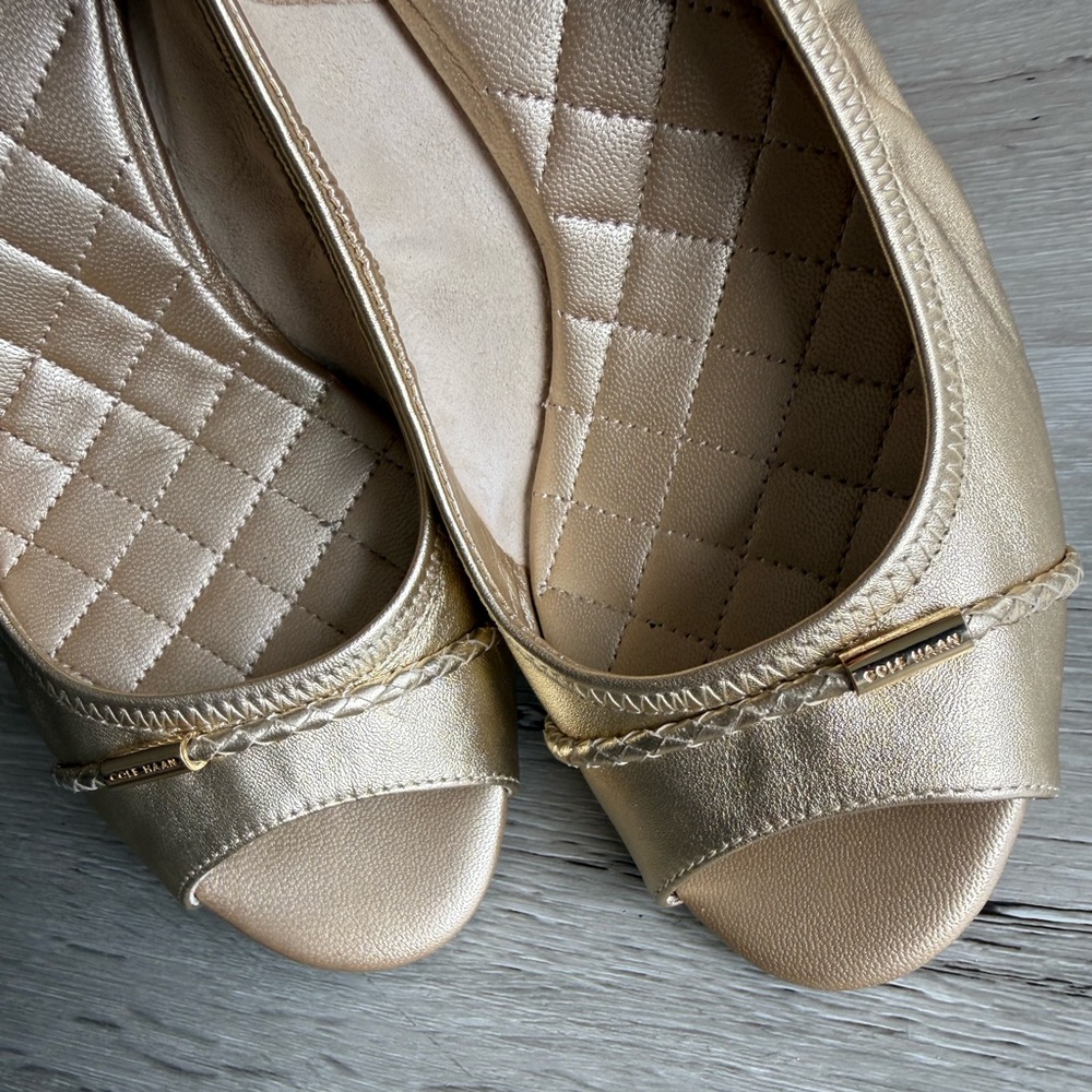 Cole Haan Gold Peep Toe Flats/Wedge Heels, Size 5.5 - Picture 5 of 17